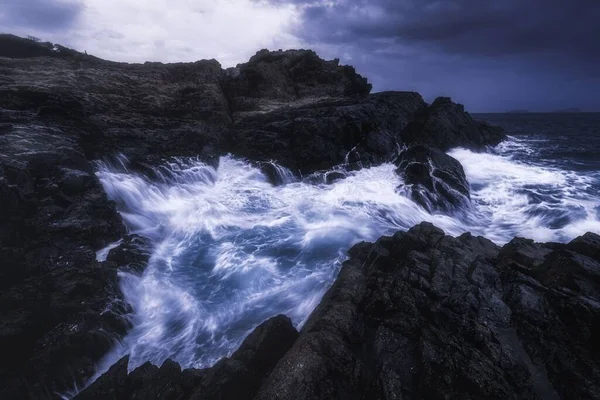 Stora Vågor Kraschar Klipporna Stranden Storm — Stockfoto