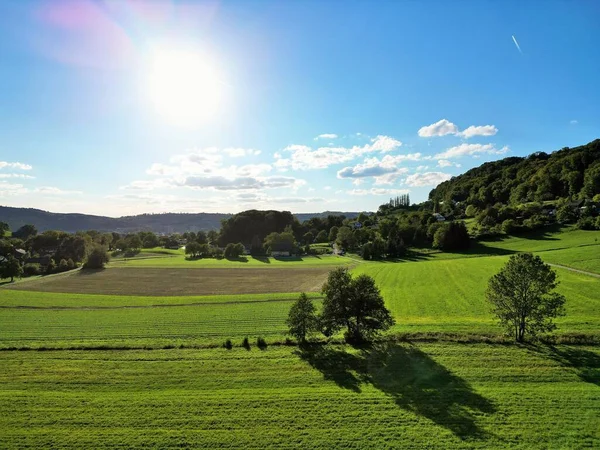 Eine Wunderschöne Sommerlandschaft Mit Grünen Wiesen Und Wäldern — Stockfoto
