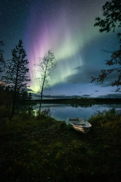 Vertikal Bild Polarnorrsken Stjärnhimlen Över Sjön Med Båt Strand — Stockfoto