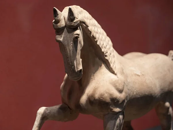 茶色の背景に東アジアの馬の白と茶色の粘土の置物の閉鎖 — ストック写真