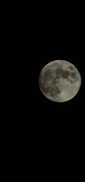 在漆黑的夜空中垂直拍摄满月 — 图库照片