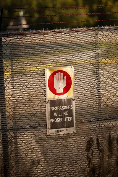 Vertical Shot Warning Sign Metal Fence Trespassers Prosecuted — Stock Photo, Image