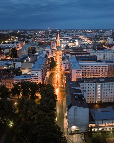 Een Verticaal Uitzicht Een Verlichte Straat Het Centrum Van Turku — Stockfoto