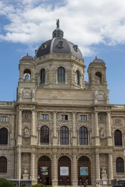 Pystysuora Kuva Museum Natural History Wienissä Itävallassa Kesäpäivänä — kuvapankkivalokuva