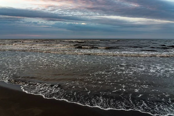 Krásný Záběr Pobřeží Mořskými Vlnami Pod Dramatickou Oblohou — Stock fotografie