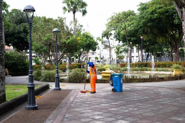巴西巴伊亚州萨尔瓦多市 2022年10月29日 在萨尔瓦多市Largo Campo Grande的街道上 人们看到市政府的清洁工人在清扫街道 — 图库照片
