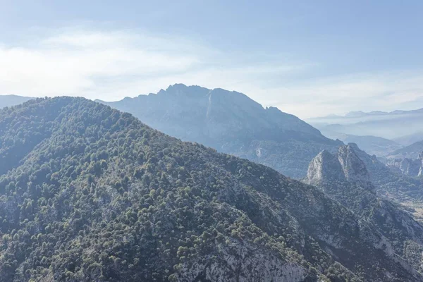 西班牙坎塔布里亚加泰罗尼亚岩石群山的壮观景象 — 图库照片
