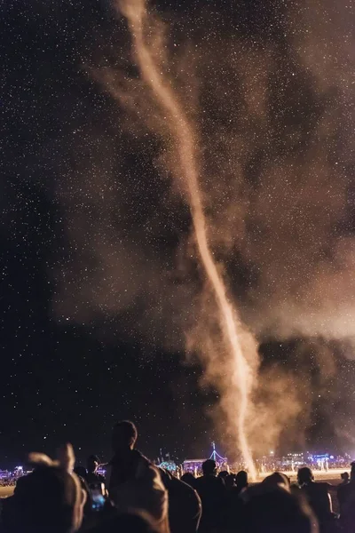 Ночная Съемка Развлекательного Парка Людей Наблюдающих Торнадо — стоковое фото