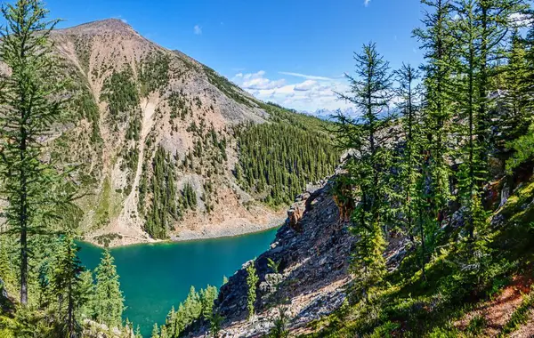 周囲に岩の多い湖の美しい景色 — ストック写真