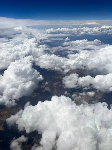 Una Vista Aérea Vertical Paisaje Rural Envuelto Nubes Hinchadas Fondo —  Fotos de Stock