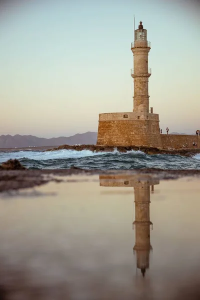 Pionowe Ujęcie Latarni Morskiej Chania Krecie Grecja Odbijające Się Kałuży — Zdjęcie stockowe