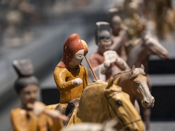 Selektivní Zaměření Hliněné Figurky Východoasijského Člověka Sedícího Koni — Stock fotografie