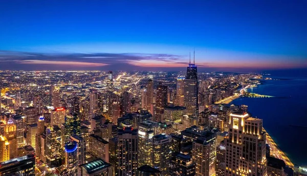 日没時に金色のライトを持つ空中シカゴスカイライン — ストック写真