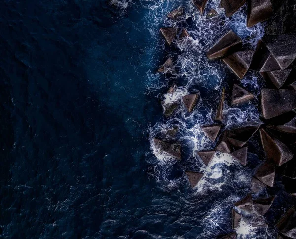 Een Adembenemende Luchtfoto Van Een Zeegolf Die Neerstort Rotsachtige Kust — Stockfoto