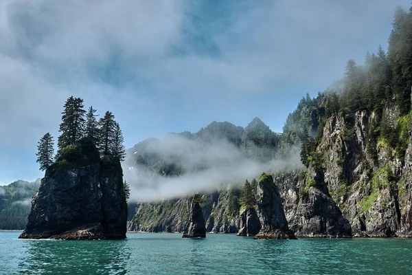 Мальовничий Вид Пейзаж Скелястими Скелями Море Оточене Хмарами — стокове фото