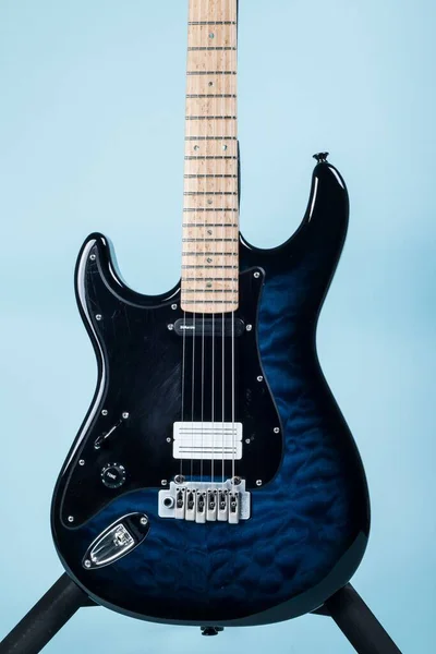 Tiro Vertical Guitarra Elétrica Preto Azul Escuro Suporte Fundo Azul — Fotografia de Stock