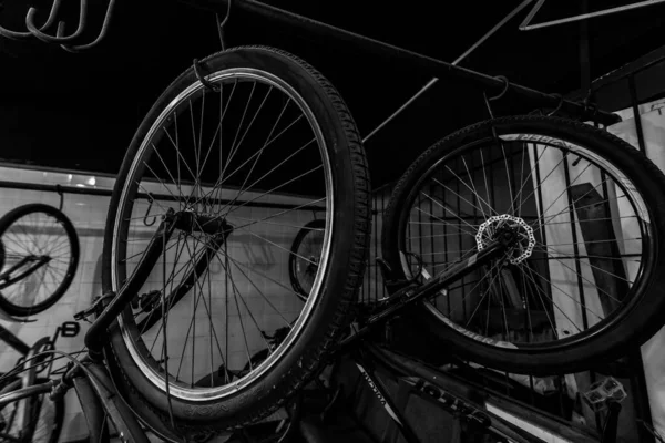Egy Monokróm Felvétel Biciklikről Egy Javítóműhelyben — Stock Fotó