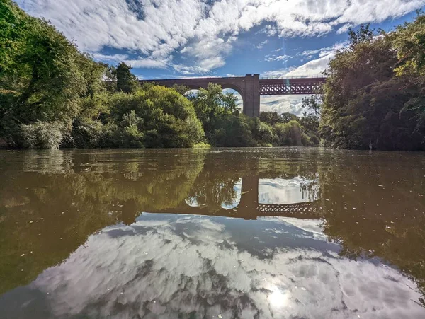 Reflejos Del Cielo Azul Río Con Puente Como Punto Focal — Foto de Stock