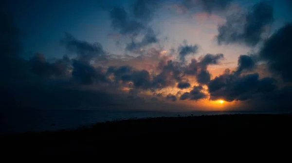 Una Vista Panorámica Del Mar Bajo Cielo Nublado Atardecer — Foto de Stock