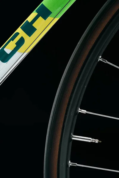 Вертикальне Крупним Планом Велосипедне Колесо Чорному Тлі — стокове фото