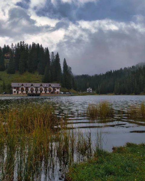 Vue Verticale Une Maison Bord Lac Misurina Entourée Par Forêt — Photo