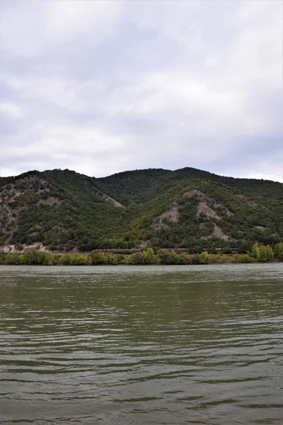 Colpo Verticale Del Bellissimo Fiume Danubio Colline Sullo Sfondo Visegrad — Foto Stock