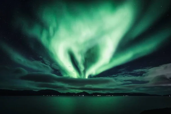 Kształcie Słuchu Zorza Polarna Świeci Chmurami Krajobrazie Fiordu — Zdjęcie stockowe
