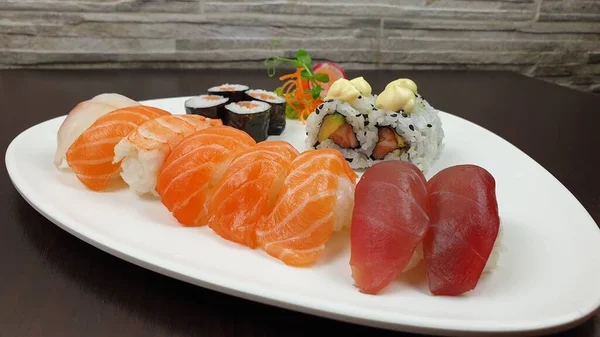 Een Close Shot Van Verschillende Variaties Van Sushi Geserveerd Een — Stockfoto