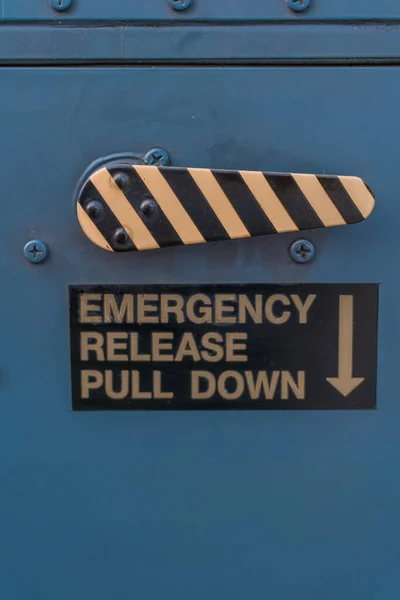 Detailní Záběr Emergency Release Pull Napsaný Transportu — Stock fotografie
