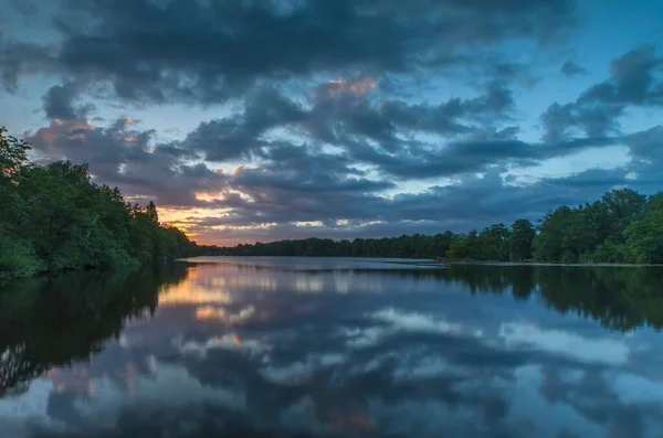 Turuncu Bir Günbatımında Güzel Bir Göl Manzarası — Stok fotoğraf