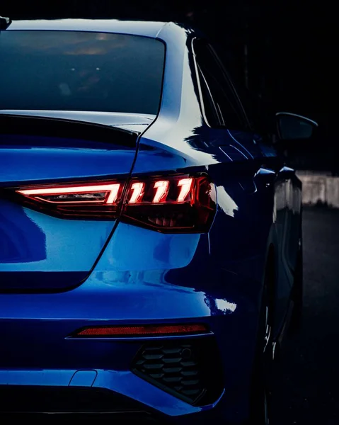 Een Achteraanzicht Van Een Glanzende Blauwe Sportwagen Verlichting Met Wazige — Stockfoto