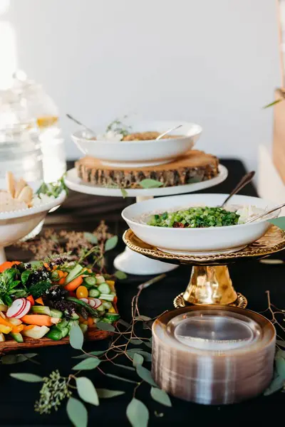 Ein Festtagstisch Mit Salaten Und Geschirr Auf Einer Schwarzen Tischdecke — Stockfoto