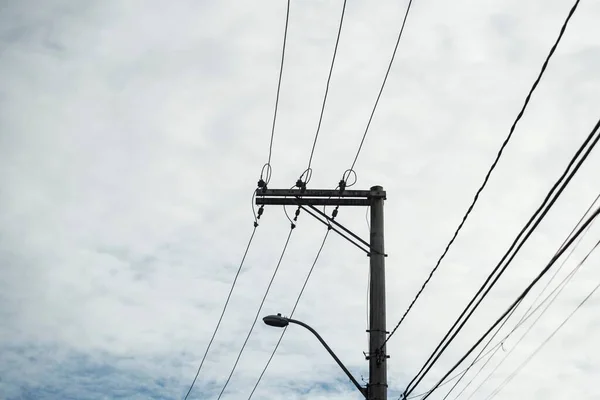 Mavi Bulutlu Gökyüzüne Karşı Elektrik Kabloları Olan Elektrik Direği Salvador — Stok fotoğraf