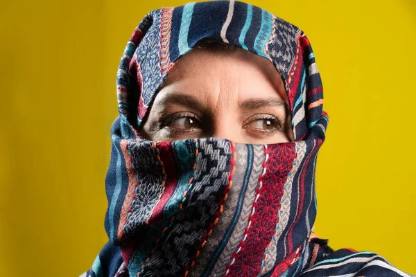 Türbanlı Bir Kadının Yakın Plan Portresi Yan Tarafa Bakıyor Sarı — Stok fotoğraf