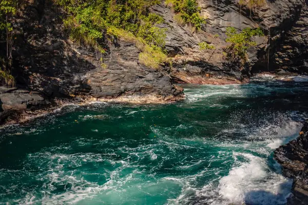 Ein Schäumender Fluss Der Einem Sonnigen Tag Zwischen Felsen Fließt — Stockfoto