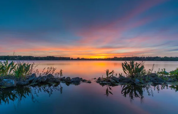Una Hermosa Vista Lago Una Puesta Sol Naranja — Foto de Stock