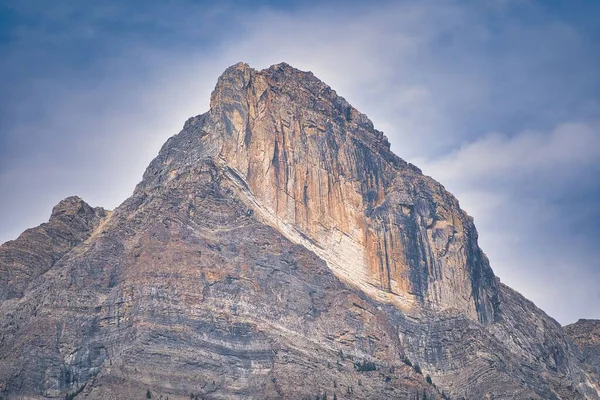 Vacker Bild Stenig Topp Och Molnig Himmel Banff Och Jasper — Stockfoto