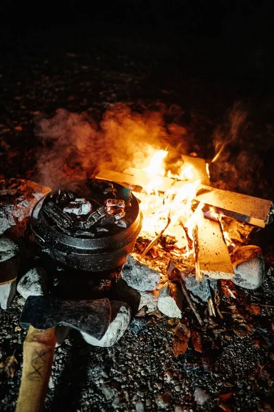 夜のキャンプファイヤーの上の食べ物の垂直ショット — ストック写真