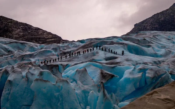 Een Groep Mensen Wandelen Franz Josef Gletsjer Onder Sombere Hemel — Stockfoto