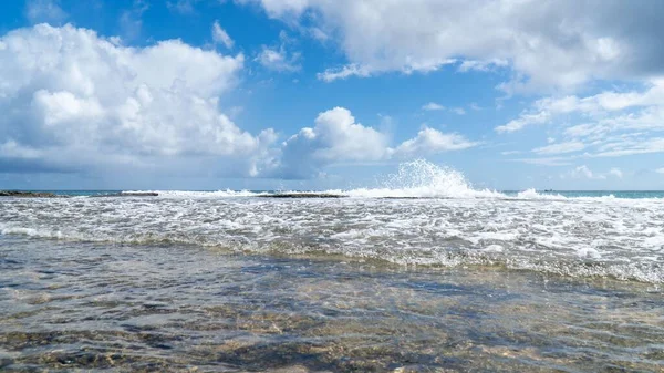 Мальовничий Вид Сильні Морські Хвилі Падають Берег Пляжу Сонячний День — стокове фото