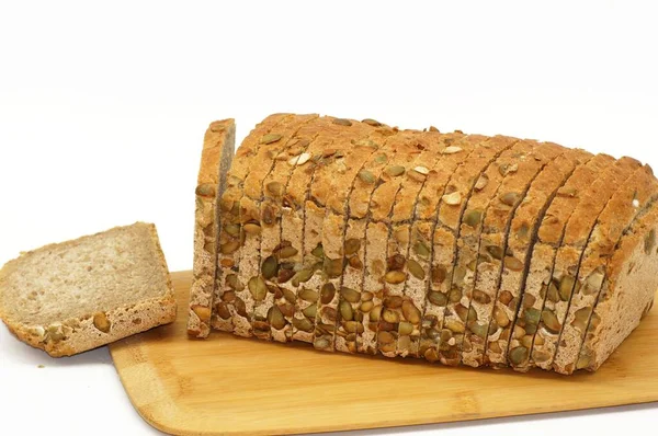 Beyaz Arka Planda Dilimlenmiş Kabak Tohumu Ekmeği — Stok fotoğraf
