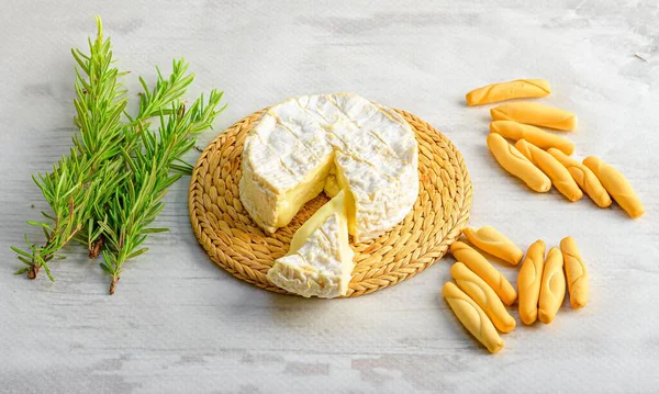 Camembert Kaas Een Espartogras Met Mini Broodstokjes — Stockfoto