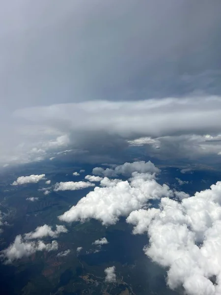 Pionowy Antenowy Wgląd Wiejskiego Krajobrazu Otoczonego Podpuchnięte Chmury Błękitnym Tle — Zdjęcie stockowe