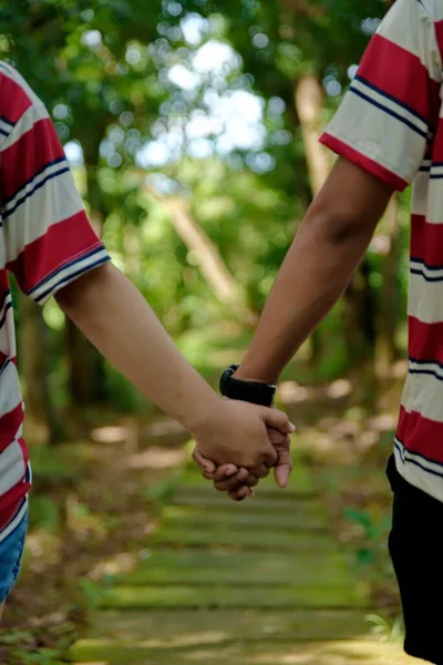 男性と女性は手を取り合う 強い精神的 物理的なつながり — ストック写真