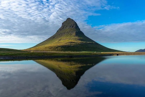 아이슬란드의 호수에 반사된 아름다운 — 스톡 사진