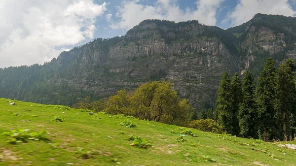 Een Landschap Uitzicht Bergen Bedekt Met Groene Vegetatie Met Gebouwen — Stockfoto