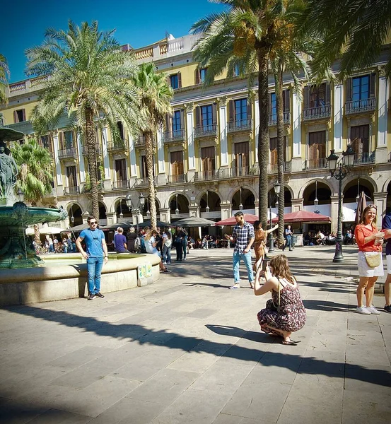 Ludzie Robiący Zdjęcia Placa Reial Barcelona Słoneczny Dzień — Zdjęcie stockowe