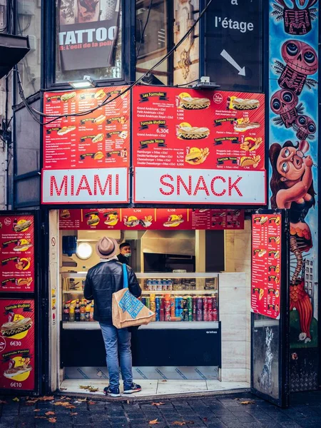Een Prachtig Shot Van Een Man Die Snacks Koopt Straat — Stockfoto