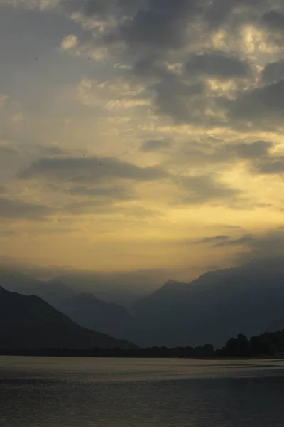 意大利科莫湖和轮廓山脉上的日落景观 垂直拍摄 — 图库照片