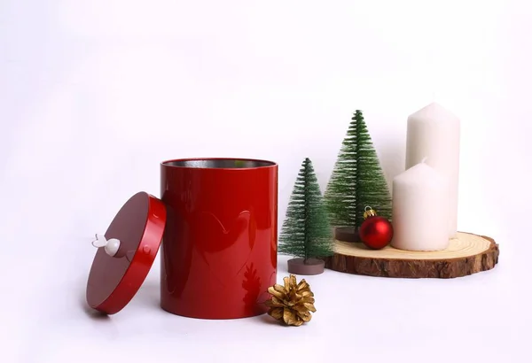 Nahaufnahme Einer Weihnachtskomposition Mit Bäumen Und Kerzen Auf Weißem Hintergrund — Stockfoto